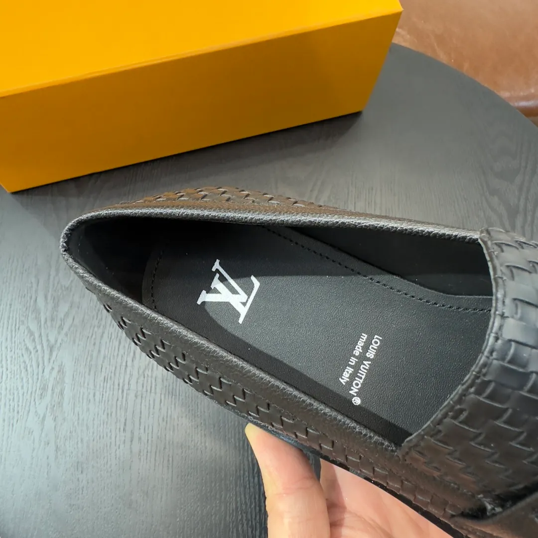 [L Home] P: 820💰 Size: 39-44 (customized at 38.45) Original Lv official website men's casual leather shoes, top-quality original replica, - Upper: 🔝cowhide weaving technology, Nappa cowhide, shoe body sewn with brand logo - Inner: cowhide, foot pad; water-dyed cowhide - Outsole: TPR·rubber foam; two-color molded outsole -Ultra-high quality control and fine workmanship: highlight (high-end, extravagance, class)